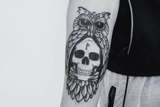 Blackout tattoos: el estilo más radical del tatuaje en negro total