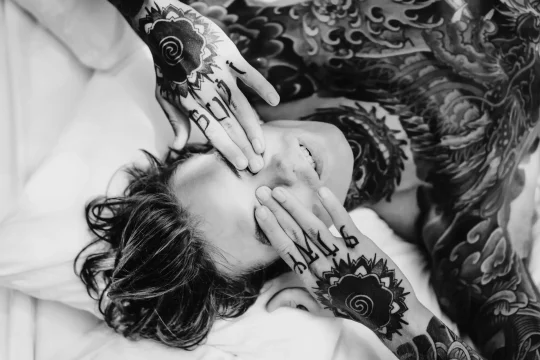 Zonas del cuerpo donde duele más hacerse un tatuaje (y por qué)