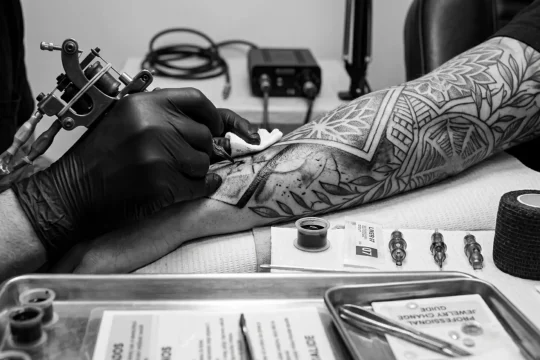 Retoque de tatuaje: cuándo hace falta y cómo cuidarlo