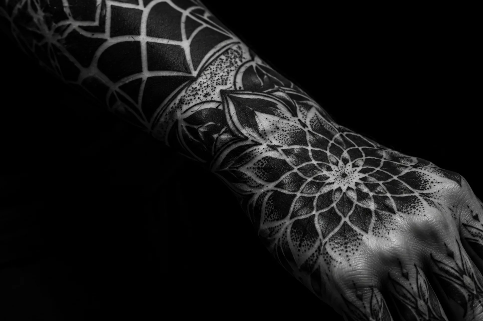 Blackwork y dotwork: qué son, en qué se diferencian y cuál encaja mejor contigo
